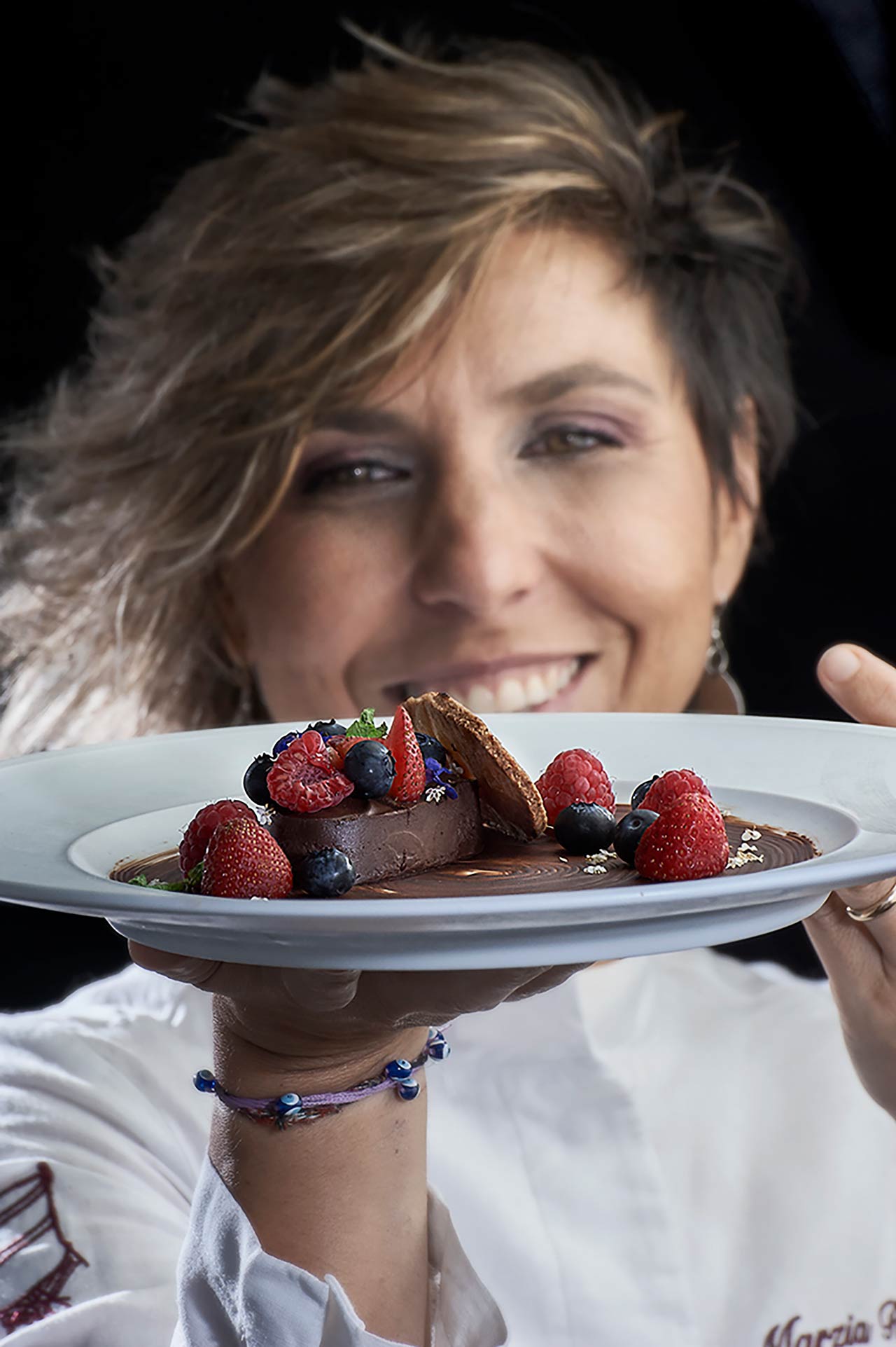 Chef Marzia Riva Ritratto dolce cioccolato e frutti di bosco